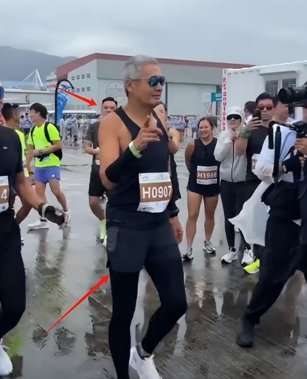 参加马拉松满头白发身材消瘦难掩苍老千亿国际平台周润发罕见现身！69岁